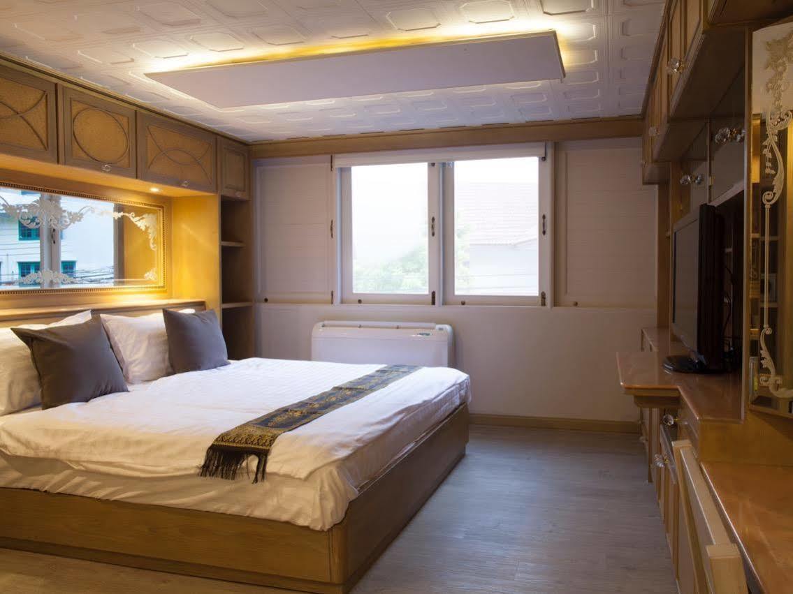 Golden Mountain Hostel Бангкок Екстер'єр фото