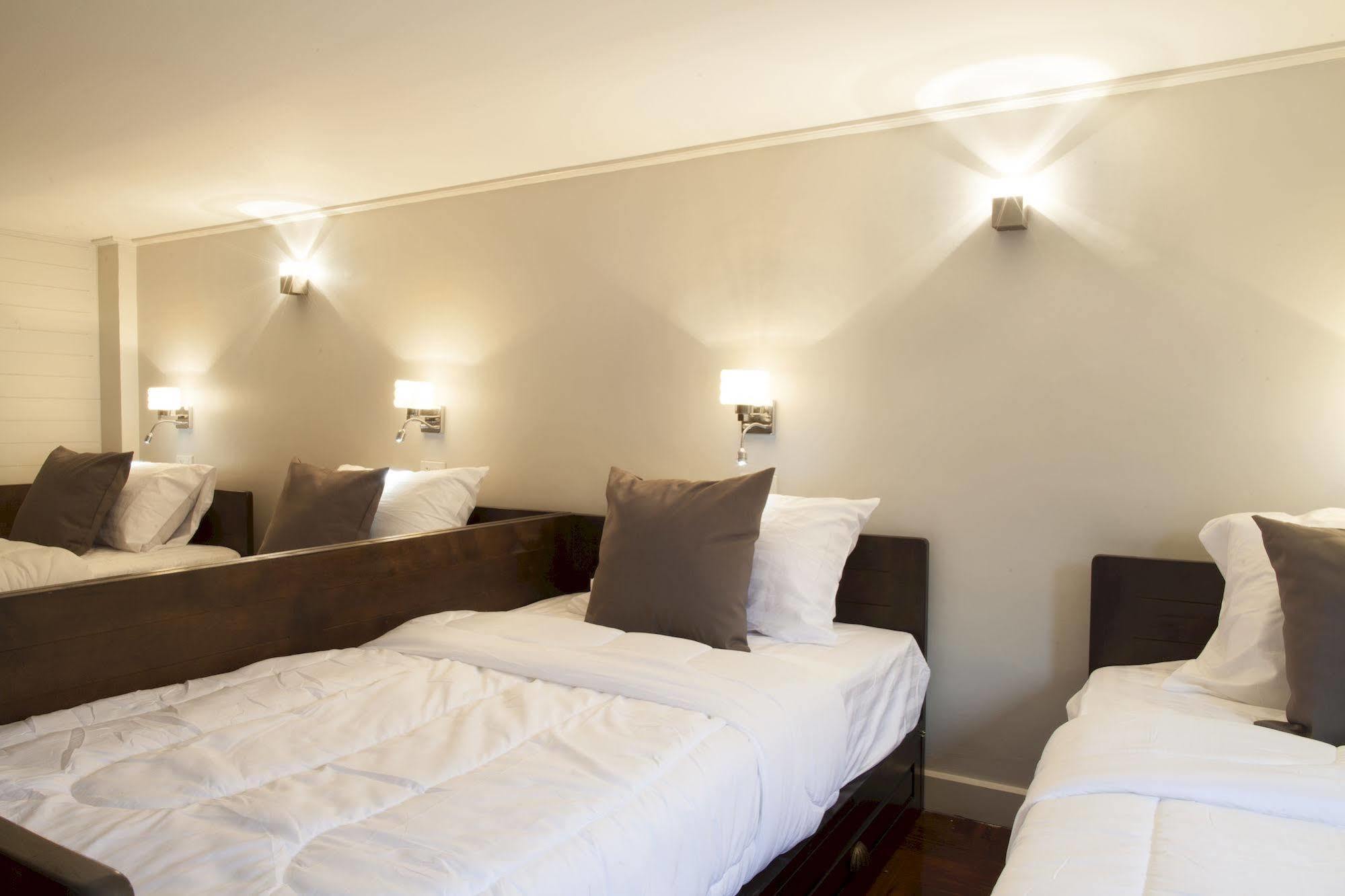 Golden Mountain Hostel Бангкок Екстер'єр фото
