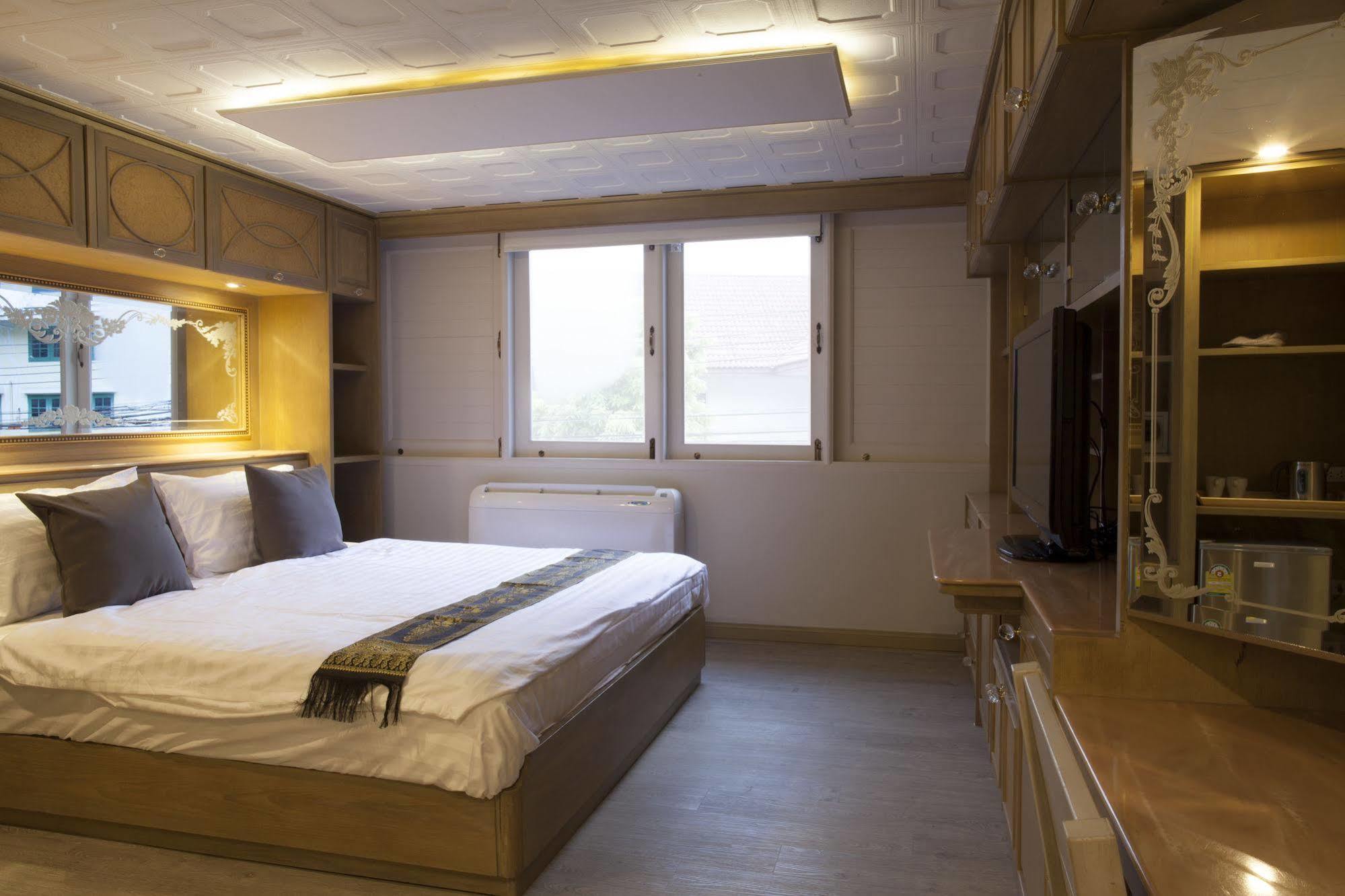 Golden Mountain Hostel Бангкок Екстер'єр фото