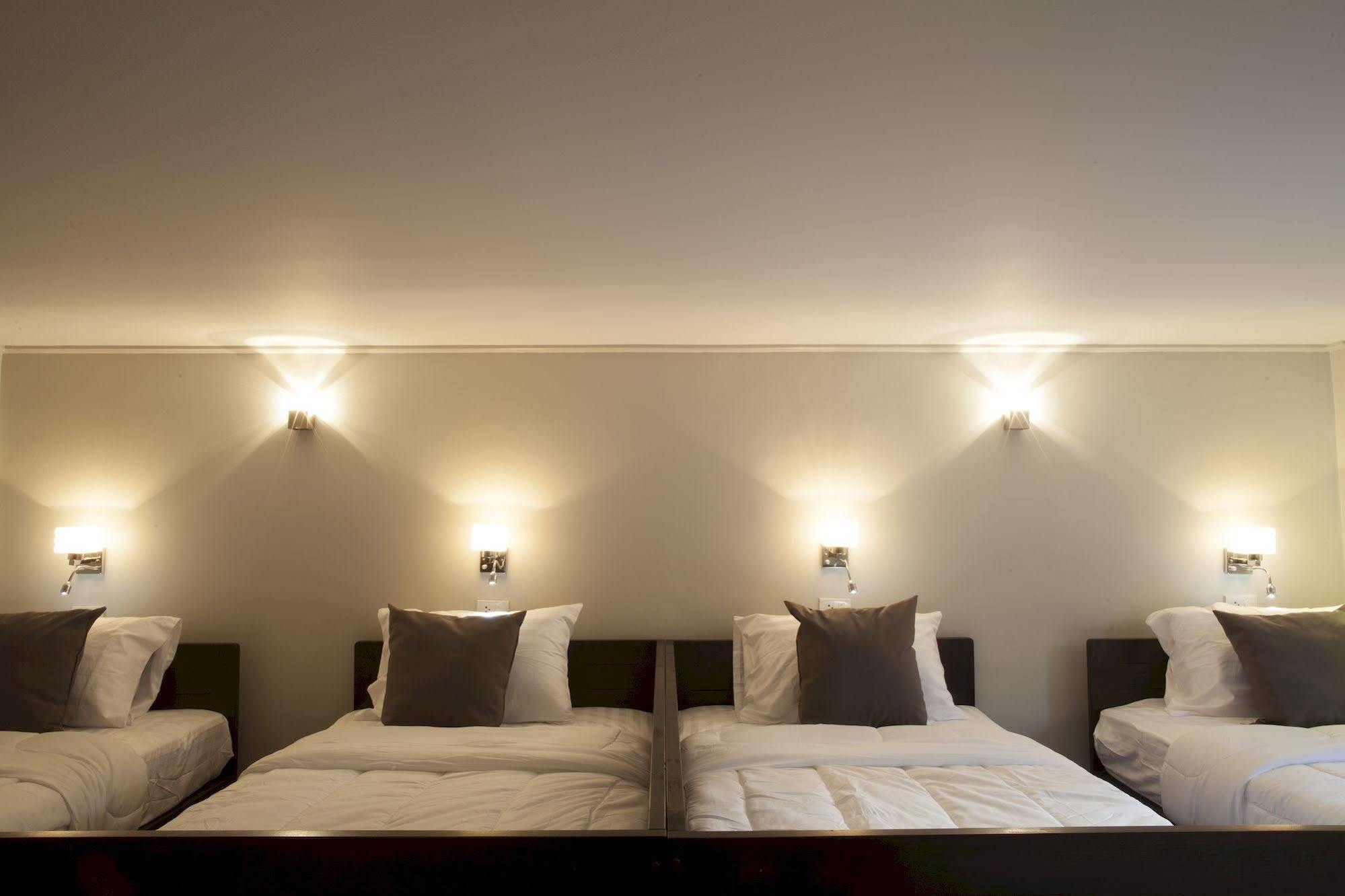 Golden Mountain Hostel Бангкок Екстер'єр фото